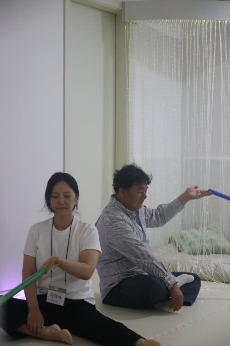 스누젤렌교육상담사 교육에서 신체인식 활동을 하는 참가자들